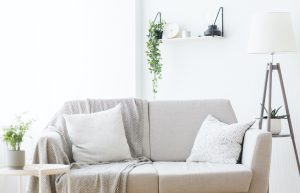 Comment nettoyer un canapé en tissu non déhoussable efficacement ?